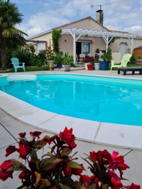 Гостиница 2 logements séparés indépendants jusqu'à 5 personnes, piscine chauffée à 3 min du Puy du Fou Les Epesses  Лез Эпес